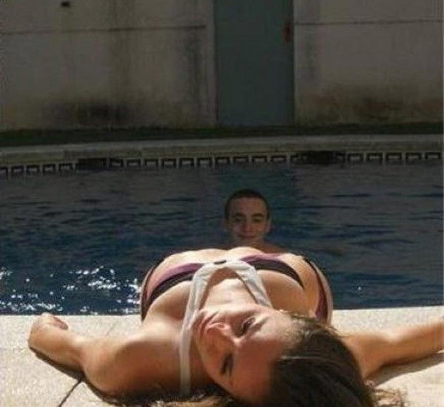 Name:  Creepy_Photbomb-600x550.jpg
Views: 138
Size:  57.4 KB